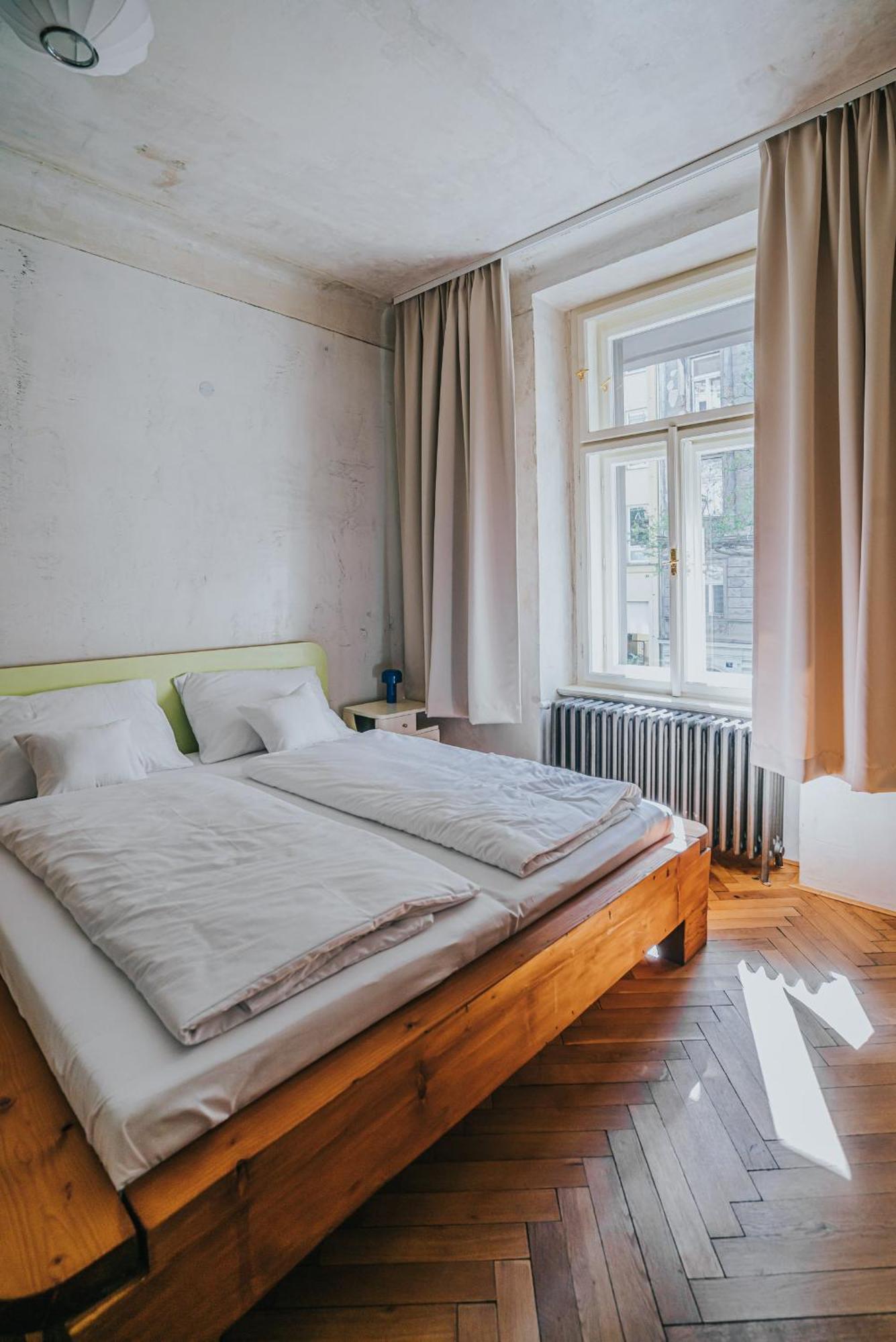 Bohemian Experience Aparthotel Прага Екстериор снимка